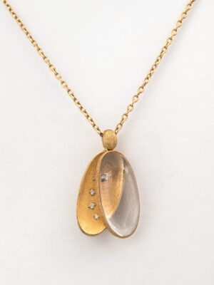 Nanis yellow gold chain and pendant with crystal and diamonds