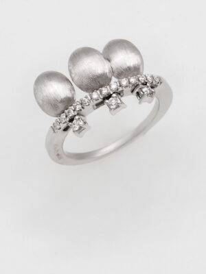 Nanis white gold ring with diamonds
