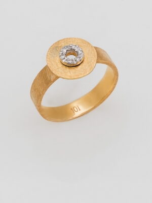 Nanis yellow gold ring with diamonds