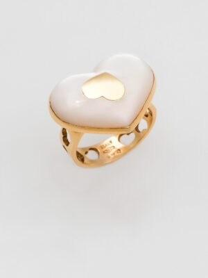 Nanis yellow gold ring with mother of pearl