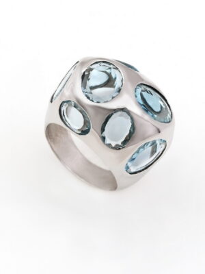 Nanis white gold ring with blue topaz
